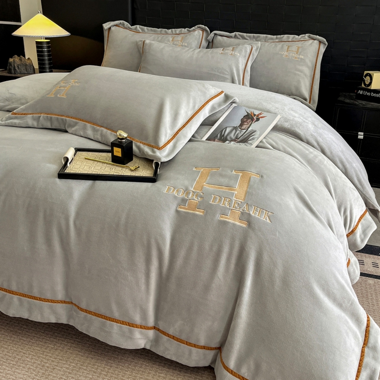 91家纺网 家纺一手货源 找家纺 露梦家纺 2025新款A类牛奶绒工艺款刺绣四件套-艾伦系列（提供买家秀） 艾伦-杏子灰