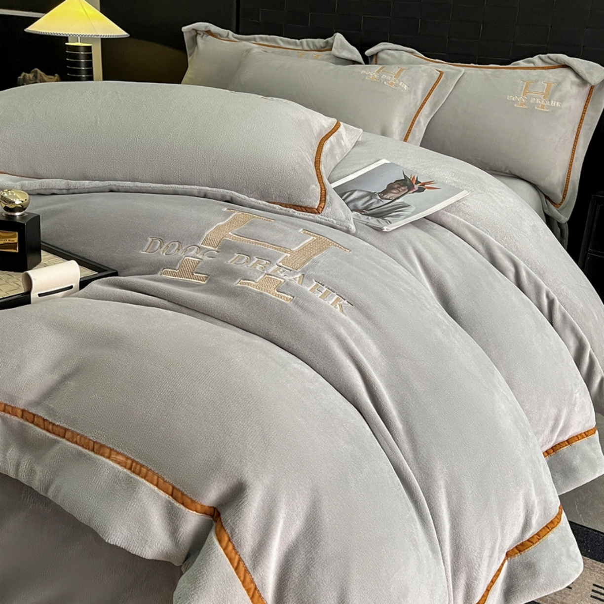 91家纺网 家纺一手货源 找家纺 露梦家纺 2025新款A类牛奶绒工艺款刺绣四件套-艾伦系列（提供买家秀） 艾伦-杏子灰