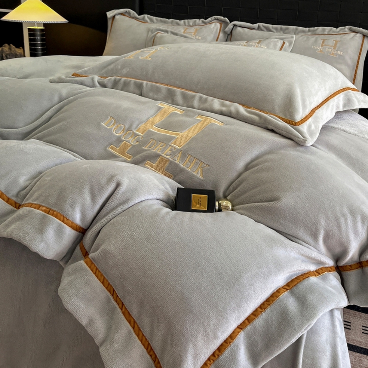 91家纺网 家纺一手货源 找家纺 露梦家纺 2025新款A类牛奶绒工艺款刺绣四件套-艾伦系列（提供买家秀） 艾伦-杏子灰