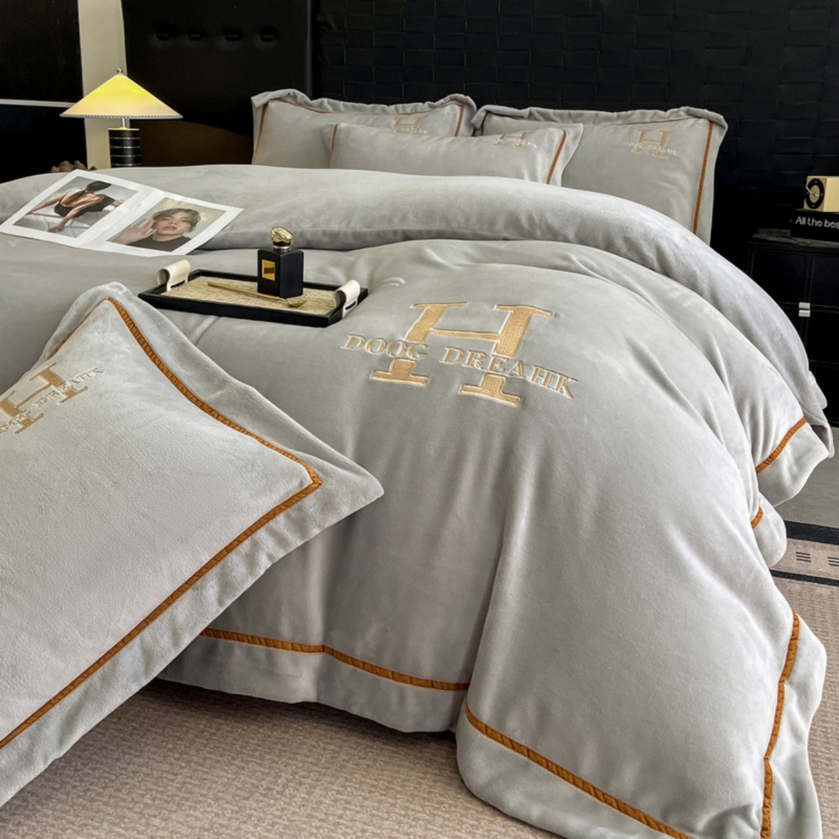 91家纺网 家纺一手货源 找家纺 露梦家纺 2025新款A类牛奶绒工艺款刺绣四件套-艾伦系列（提供买家秀） 艾伦-杏子灰