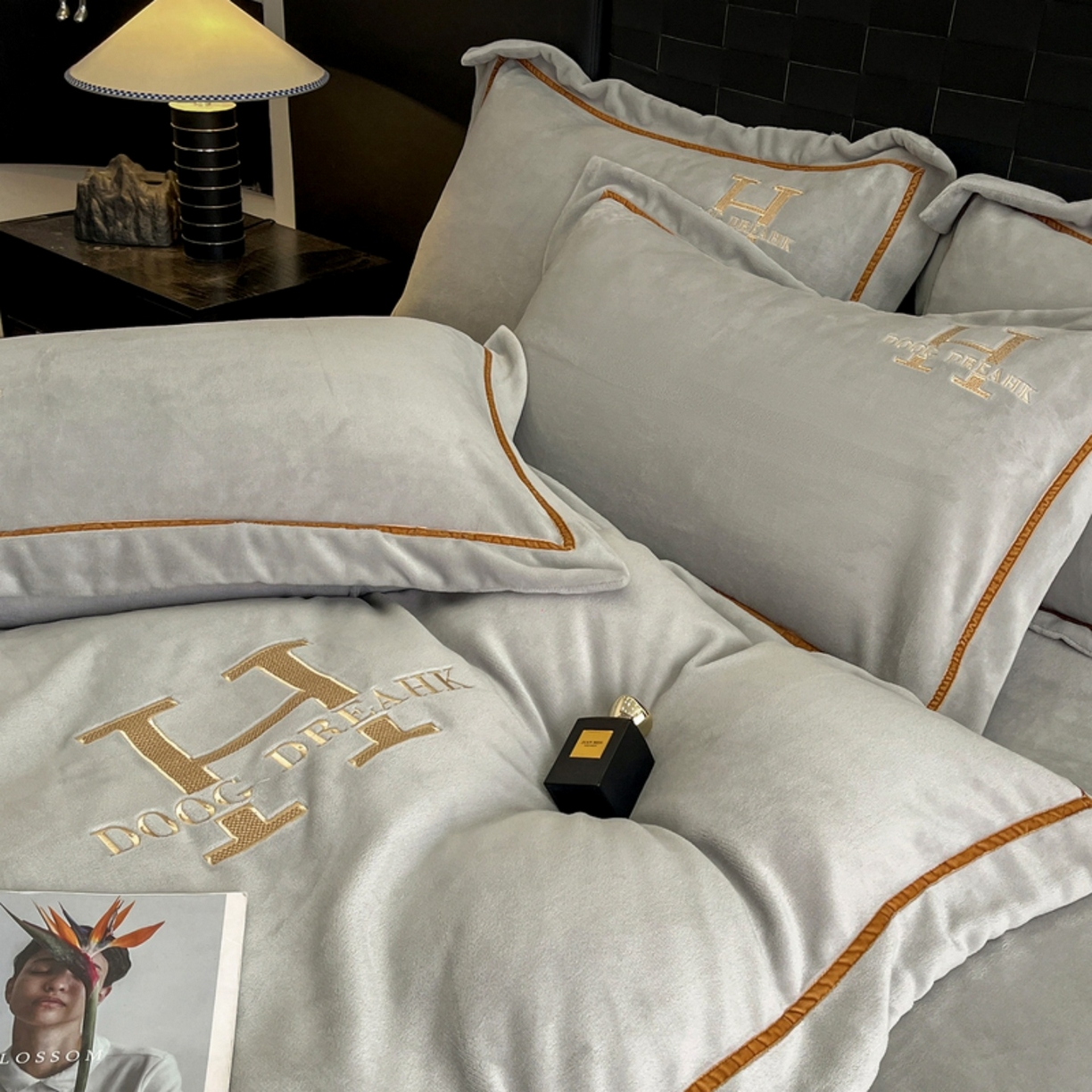 91家纺网 家纺一手货源 找家纺 露梦家纺 2025新款A类牛奶绒工艺款刺绣四件套-艾伦系列（提供买家秀） 艾伦-杏子灰