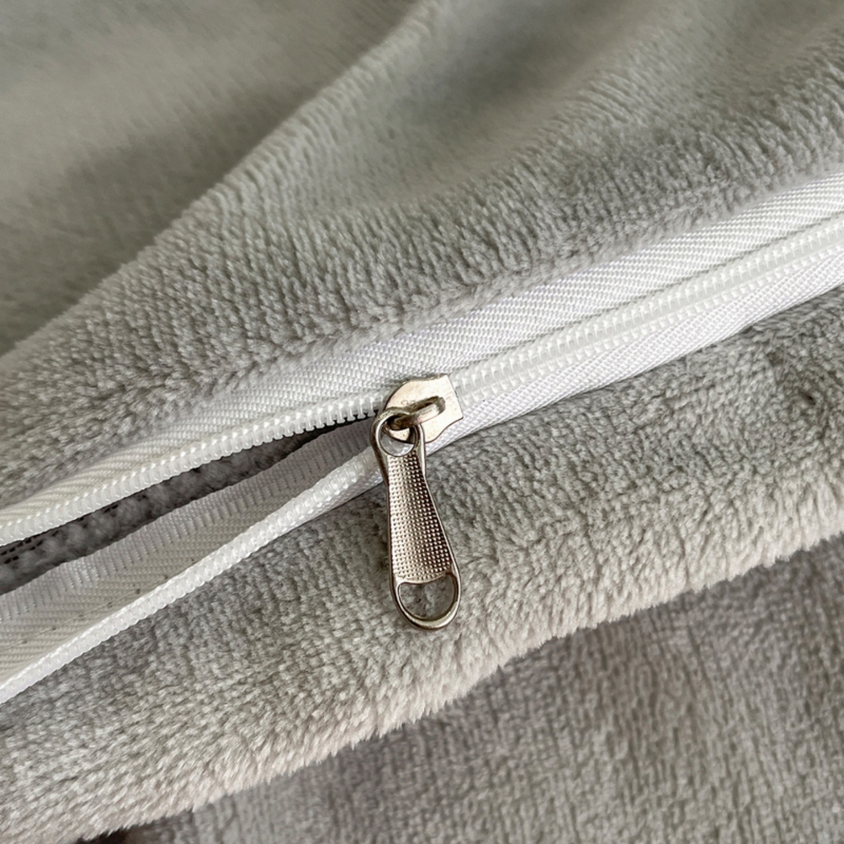 91家纺网 家纺一手货源 找家纺 露梦家纺 2025新款A类牛奶绒工艺款刺绣四件套-艾伦系列（提供买家秀） 艾伦-杏子灰