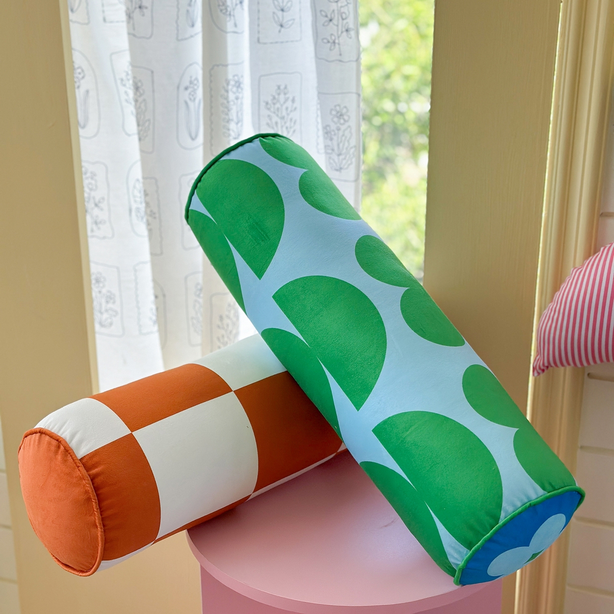 91家纺网 家纺一手货源 找家纺 （总）美茉家居 2025新款荷兰绒丝绒炫彩糖果抱枕