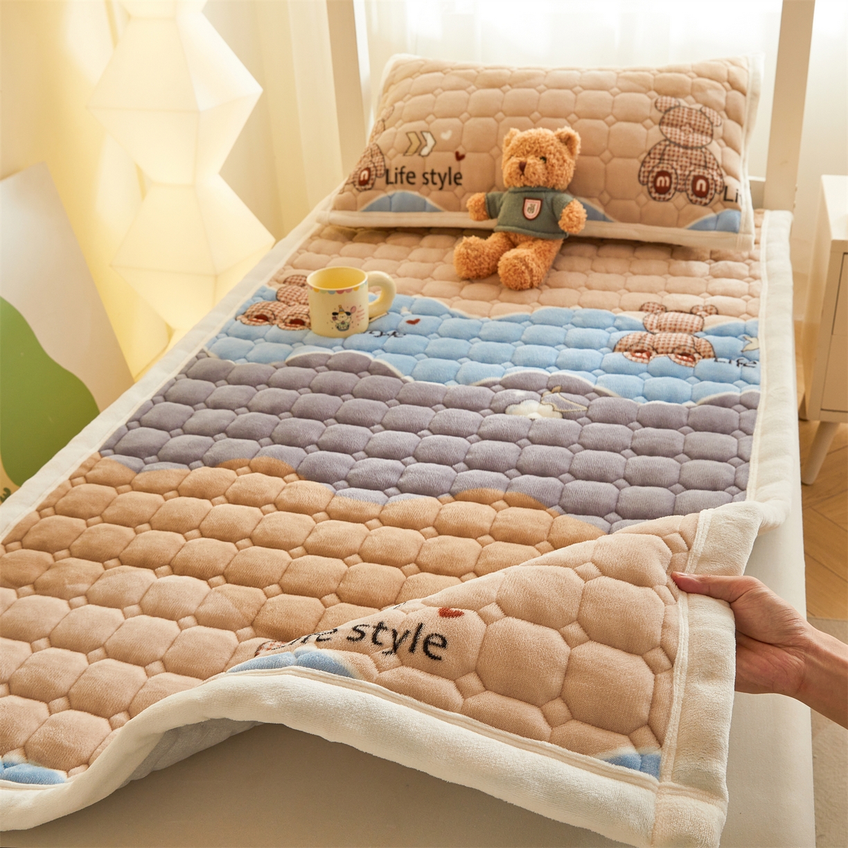 91家纺网 家纺一手货源 找家纺 慕木家纺 2025新款高克重牛奶绒小清新印花卡通夹棉单床盖床盖单件（提供买家秀) 牛奶绒床盖-水波熊