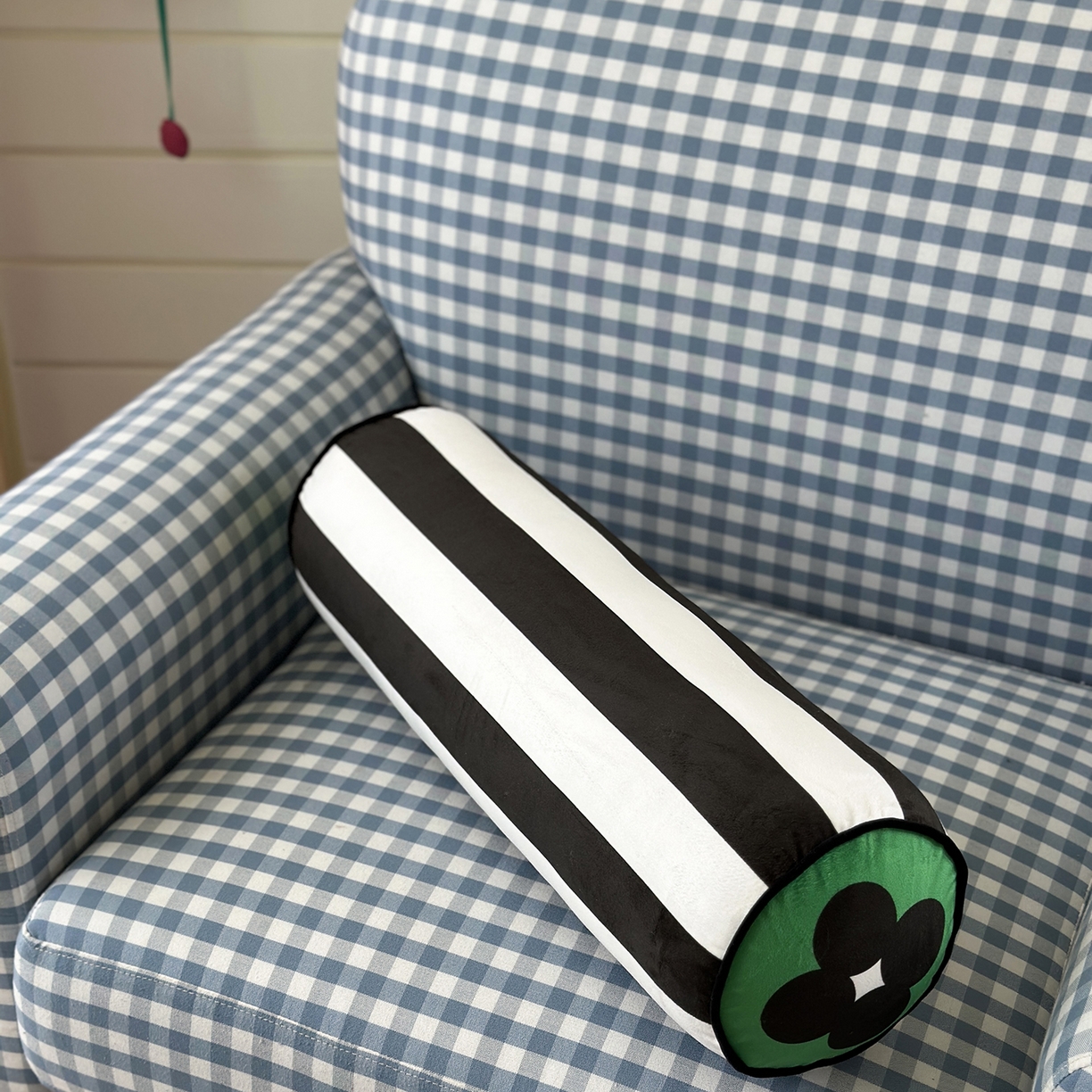 91家纺网 家纺一手货源 找家纺 （总）美茉家居 2025新款荷兰绒丝绒炫彩糖果抱枕