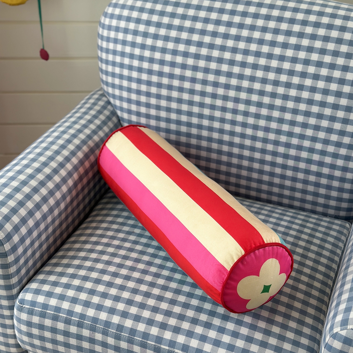 91家纺网 家纺一手货源 找家纺 （总）美茉家居 2025新款荷兰绒丝绒炫彩糖果抱枕