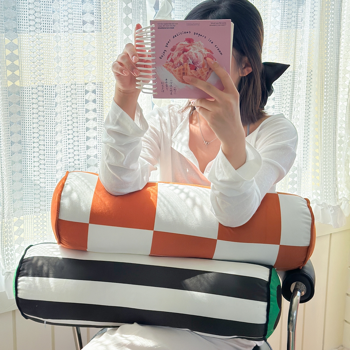 91家纺网 家纺一手货源 找家纺 美茉家居 2025新款荷兰绒丝绒炫彩糖果抱枕 黑白条