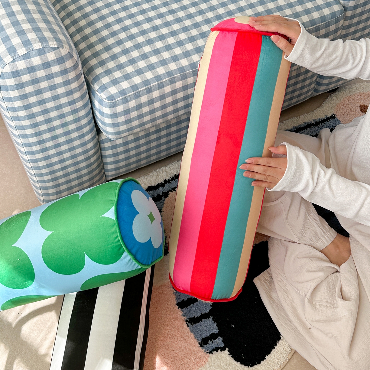 91家纺网 家纺一手货源 找家纺 美茉家居 2025新款荷兰绒丝绒炫彩糖果抱枕 黑白条