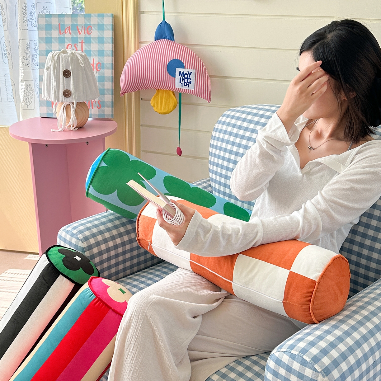 91家纺网 家纺一手货源 找家纺 美茉家居 2025新款荷兰绒丝绒炫彩糖果抱枕 黑白条