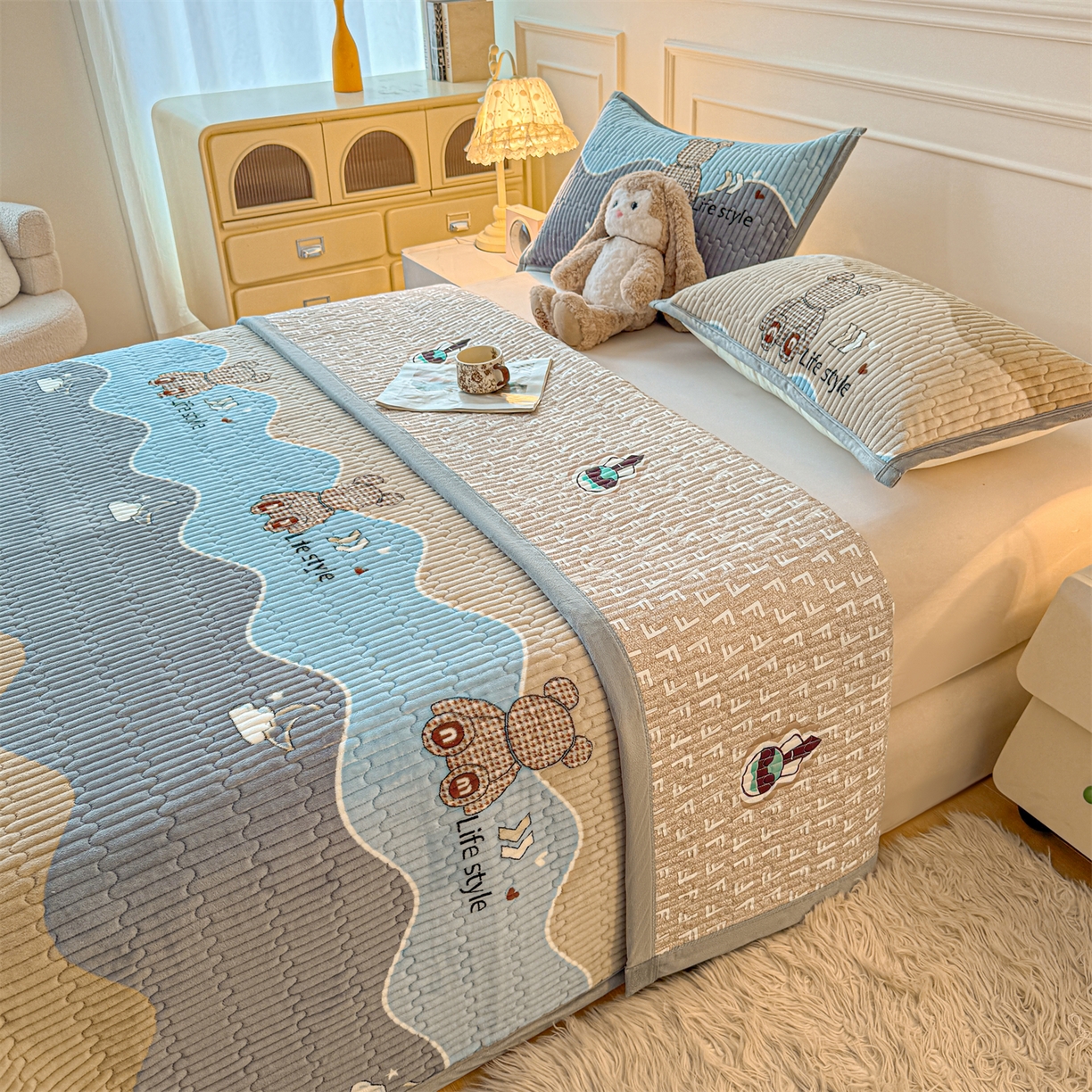 91家纺网 家纺一手货源 找家纺 慕木家纺 2025新款高克重牛奶绒小清新印花卡通夹棉单床盖床盖单件（提供买家秀) 牛奶绒床盖-水波熊