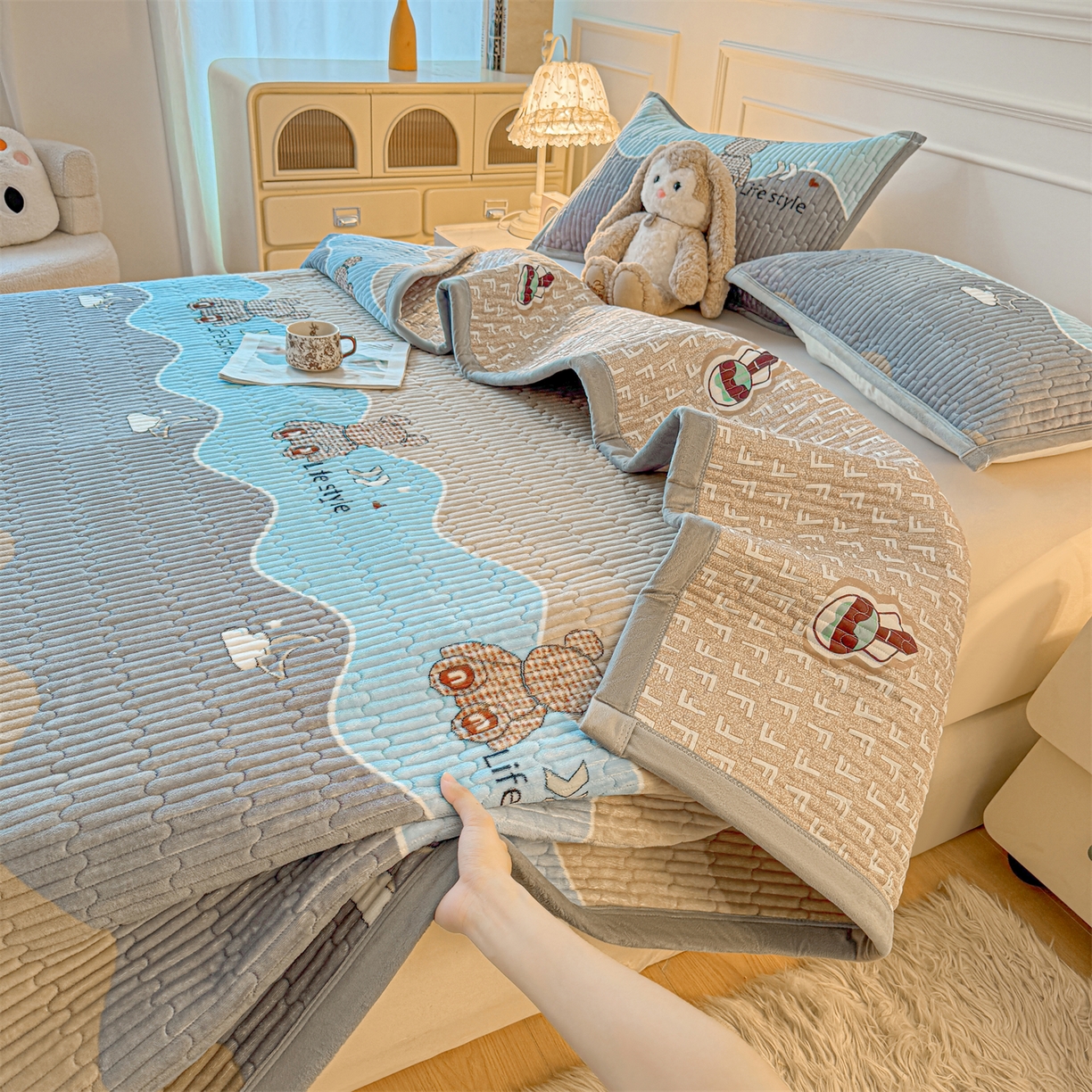 91家纺网 家纺一手货源 找家纺 慕木家纺 2025新款高克重牛奶绒小清新印花卡通夹棉单床盖床盖单件（提供买家秀) 牛奶绒床盖-水波熊