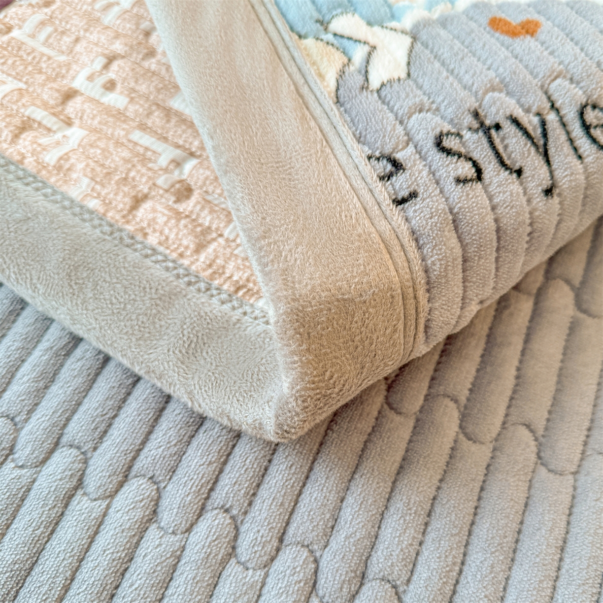 91家纺网 家纺一手货源 找家纺 慕木家纺 2025新款高克重牛奶绒小清新印花卡通夹棉单床盖床盖单件（提供买家秀) 牛奶绒床盖-水波熊