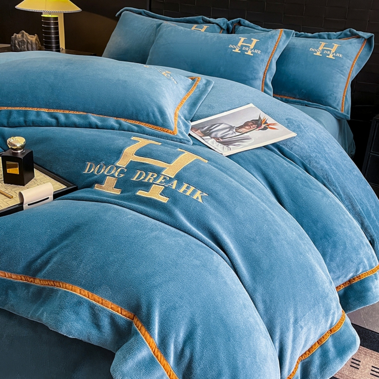 91家纺网 家纺一手货源 找家纺 露梦家纺 2025新款A类牛奶绒工艺款刺绣四件套-艾伦系列（提供买家秀） 艾伦-月光蓝