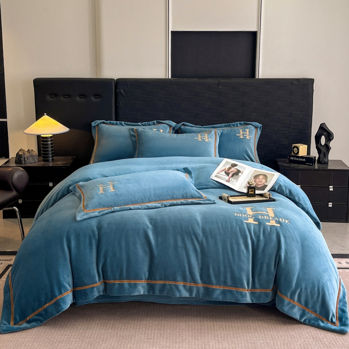 91家纺网 家纺一手货源 找家纺 露梦家纺 2025新款A类牛奶绒工艺款刺绣四件套-艾伦系列（提供买家秀） 艾伦-月光蓝