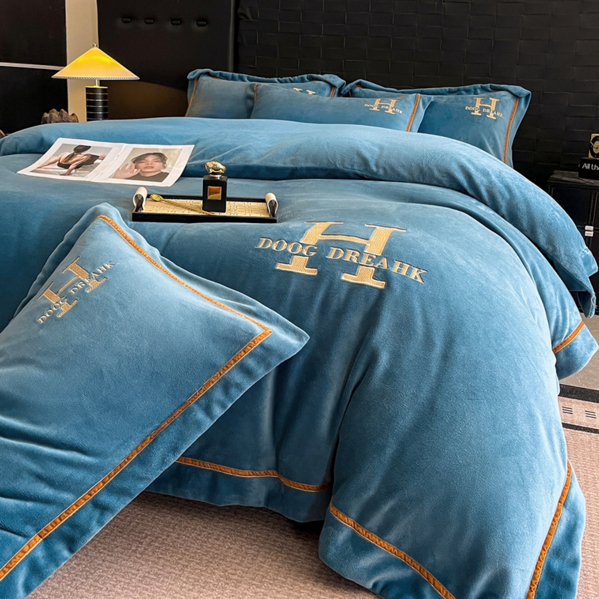 91家纺网 家纺一手货源 找家纺 露梦家纺 2025新款A类牛奶绒工艺款刺绣四件套-艾伦系列（提供买家秀） 艾伦-月光蓝