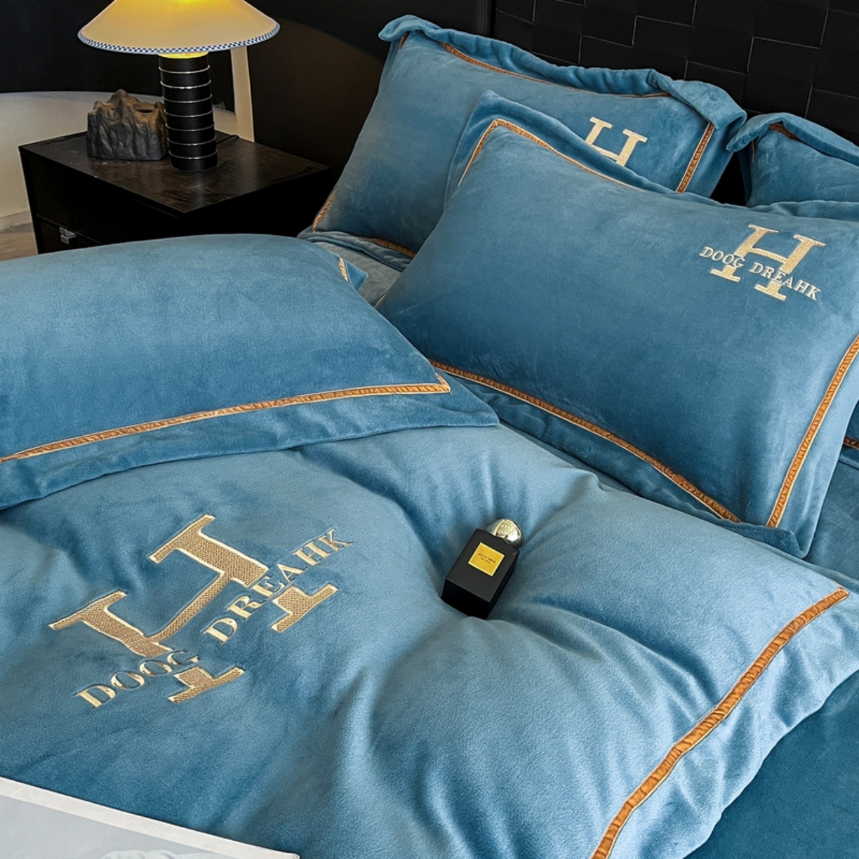 91家纺网 家纺一手货源 找家纺 露梦家纺 2025新款A类牛奶绒工艺款刺绣四件套-艾伦系列（提供买家秀） 艾伦-月光蓝