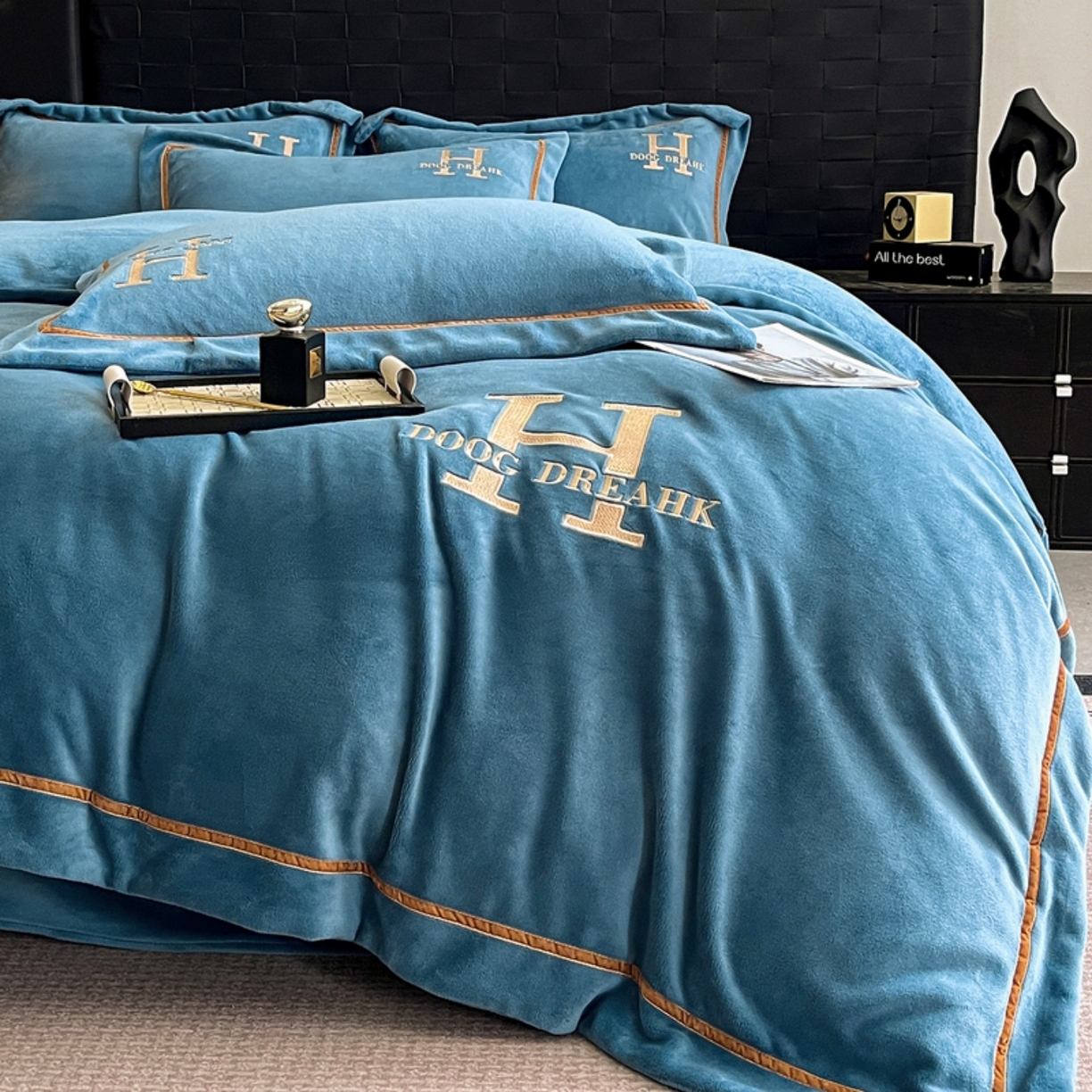 91家纺网 家纺一手货源 找家纺 露梦家纺 2025新款A类牛奶绒工艺款刺绣四件套-艾伦系列（提供买家秀） 艾伦-月光蓝