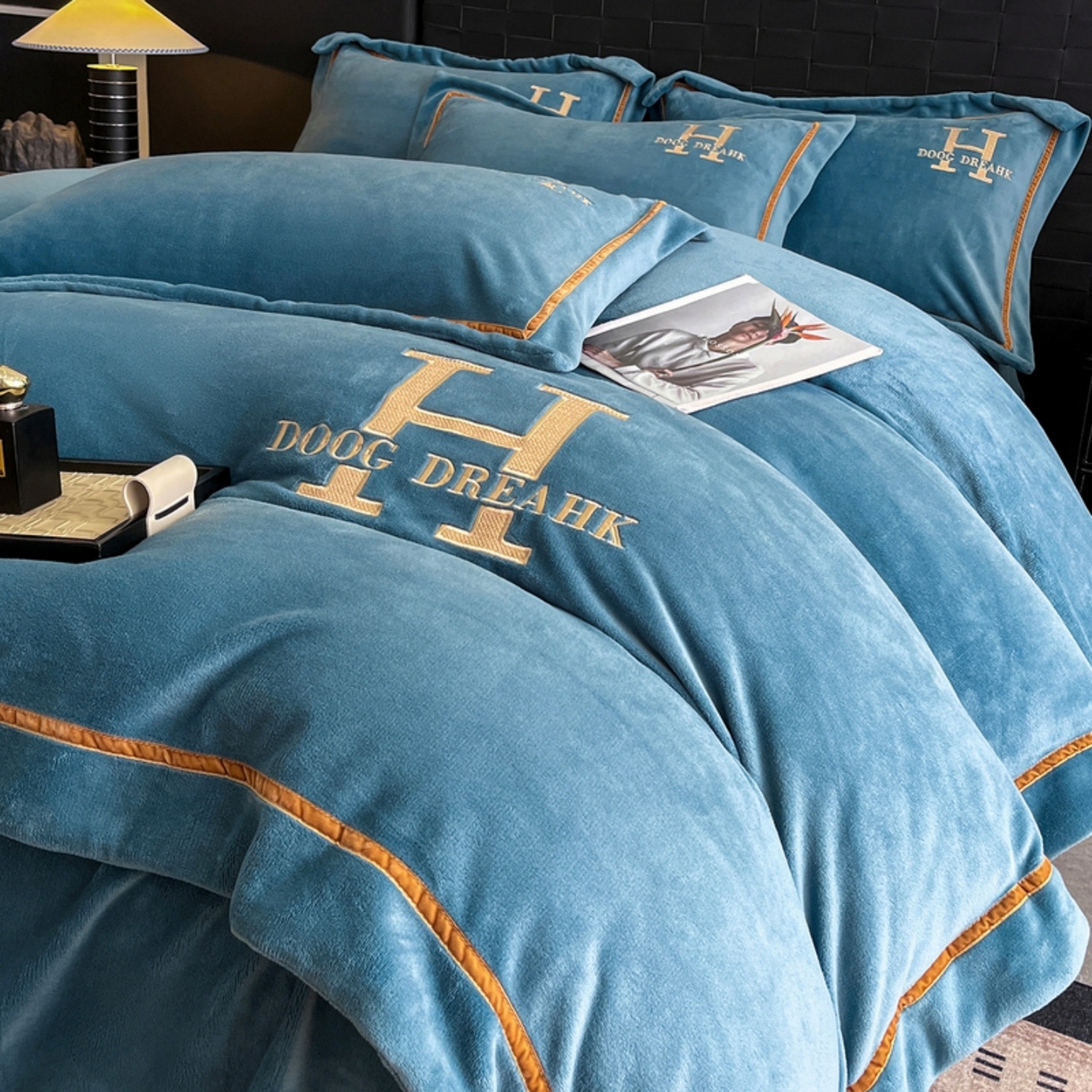 91家纺网 家纺一手货源 找家纺 露梦家纺 2025新款A类牛奶绒工艺款刺绣四件套-艾伦系列（提供买家秀） 艾伦-月光蓝