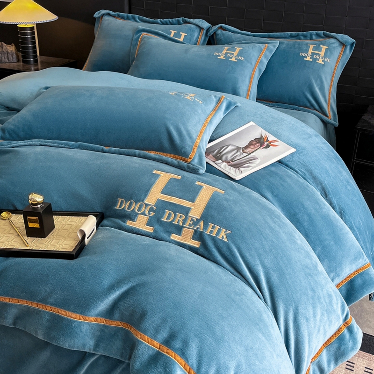 91家纺网 家纺一手货源 找家纺 露梦家纺 2025新款A类牛奶绒工艺款刺绣四件套-艾伦系列（提供买家秀） 艾伦-月光蓝