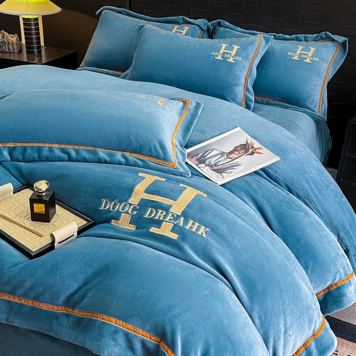 91家纺网 家纺一手货源 找家纺 露梦家纺 2025新款A类牛奶绒工艺款刺绣四件套-艾伦系列（提供买家秀） 艾伦-月光蓝