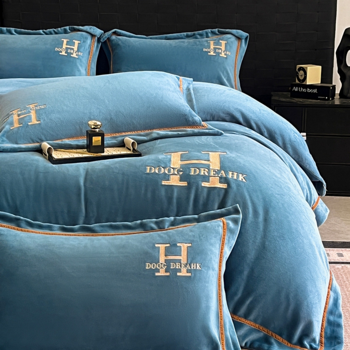 91家纺网 家纺一手货源 找家纺 露梦家纺 2025新款A类牛奶绒工艺款刺绣四件套-艾伦系列（提供买家秀） 艾伦-月光蓝