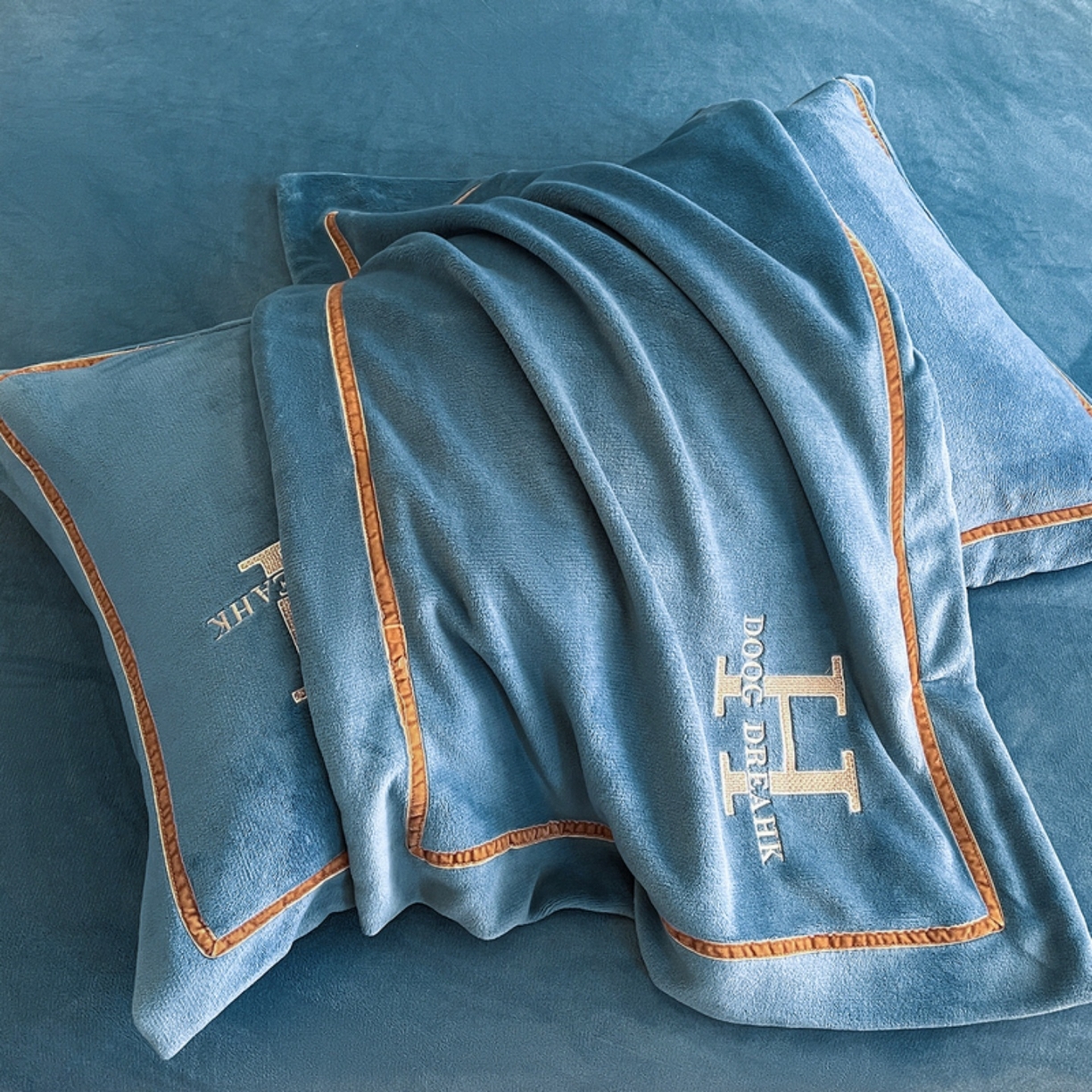 91家纺网 家纺一手货源 找家纺 露梦家纺 2025新款A类牛奶绒工艺款刺绣四件套-艾伦系列（提供买家秀） 艾伦-月光蓝