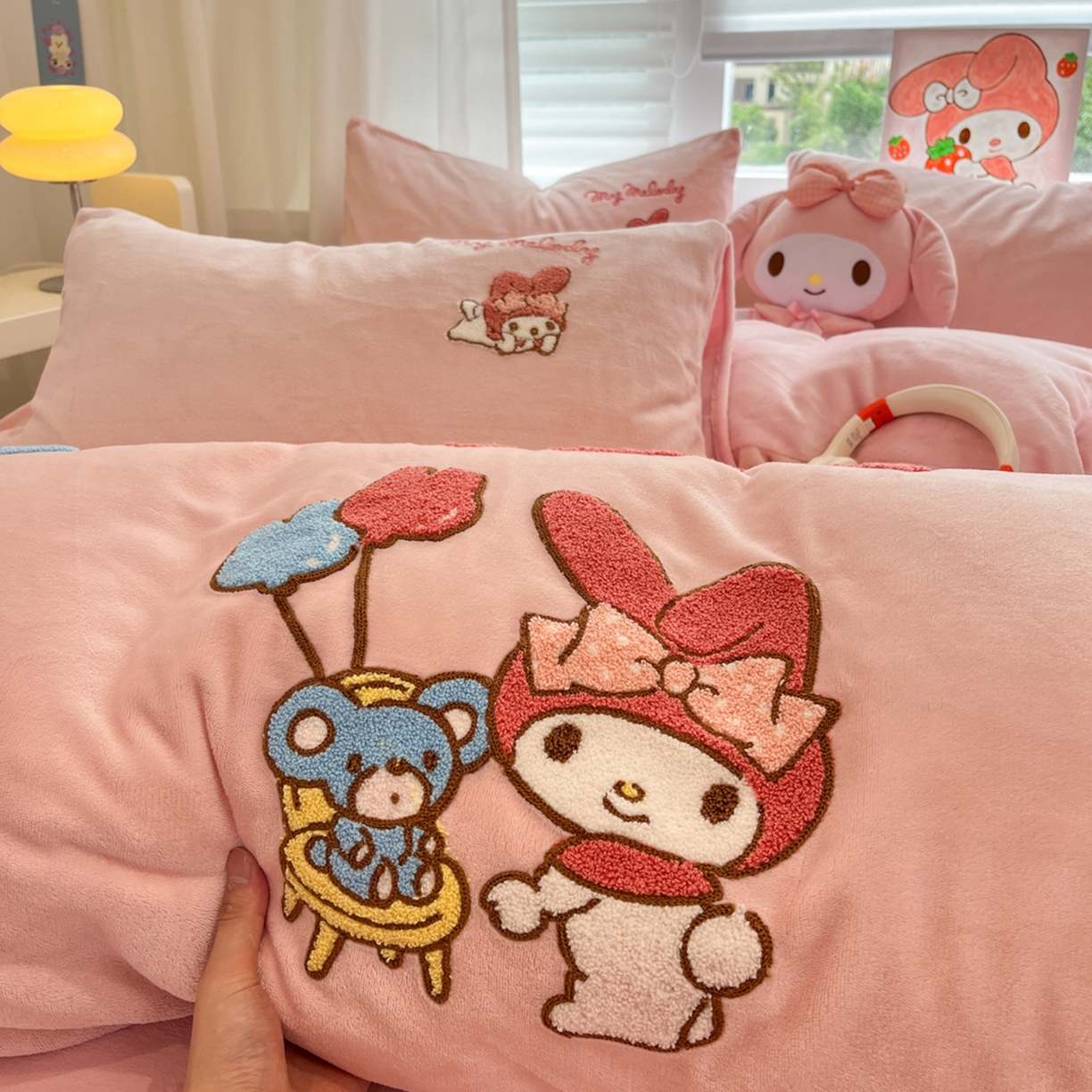 91家纺网 家纺一手货源 找家纺 沐辰 2025新款牛奶绒绣花三丽鸥系列四件套 气球美乐蒂