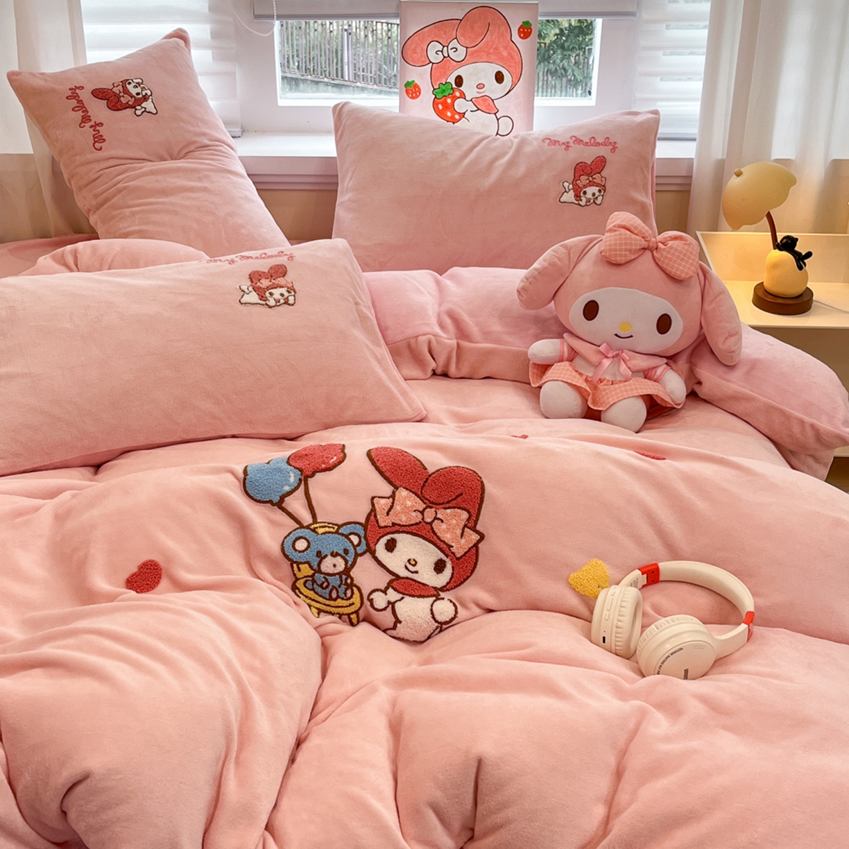 91家纺网 家纺一手货源 找家纺 沐辰 2025新款牛奶绒绣花三丽鸥系列四件套 气球美乐蒂