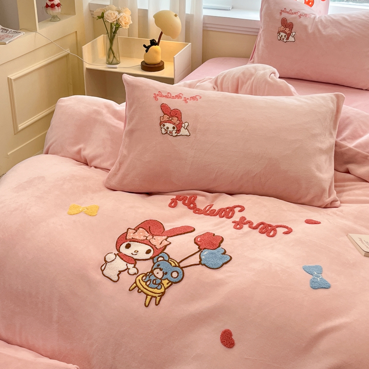 91家纺网 家纺一手货源 找家纺 沐辰 2025新款牛奶绒绣花三丽鸥系列四件套 气球美乐蒂