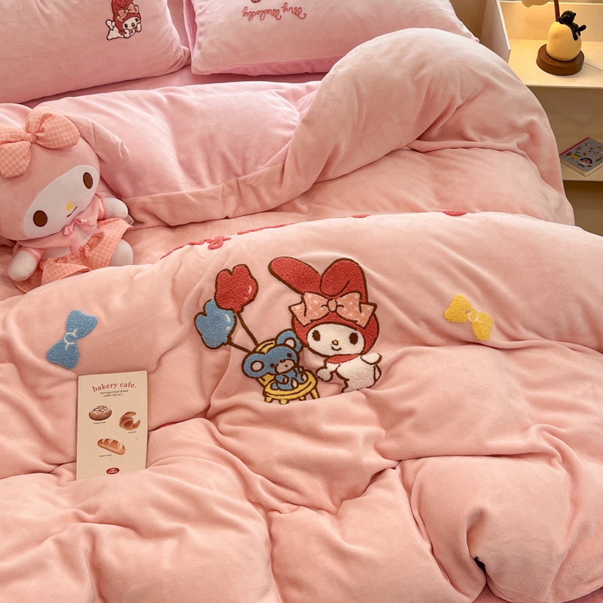 91家纺网 家纺一手货源 找家纺 沐辰 2025新款牛奶绒绣花三丽鸥系列四件套 气球美乐蒂