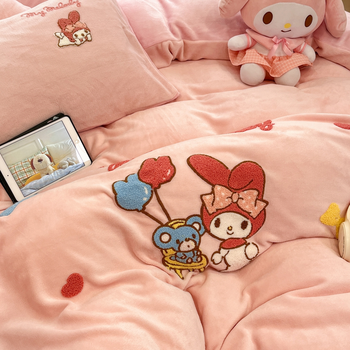 91家纺网 家纺一手货源 找家纺 沐辰 2025新款牛奶绒绣花三丽鸥系列四件套 气球美乐蒂