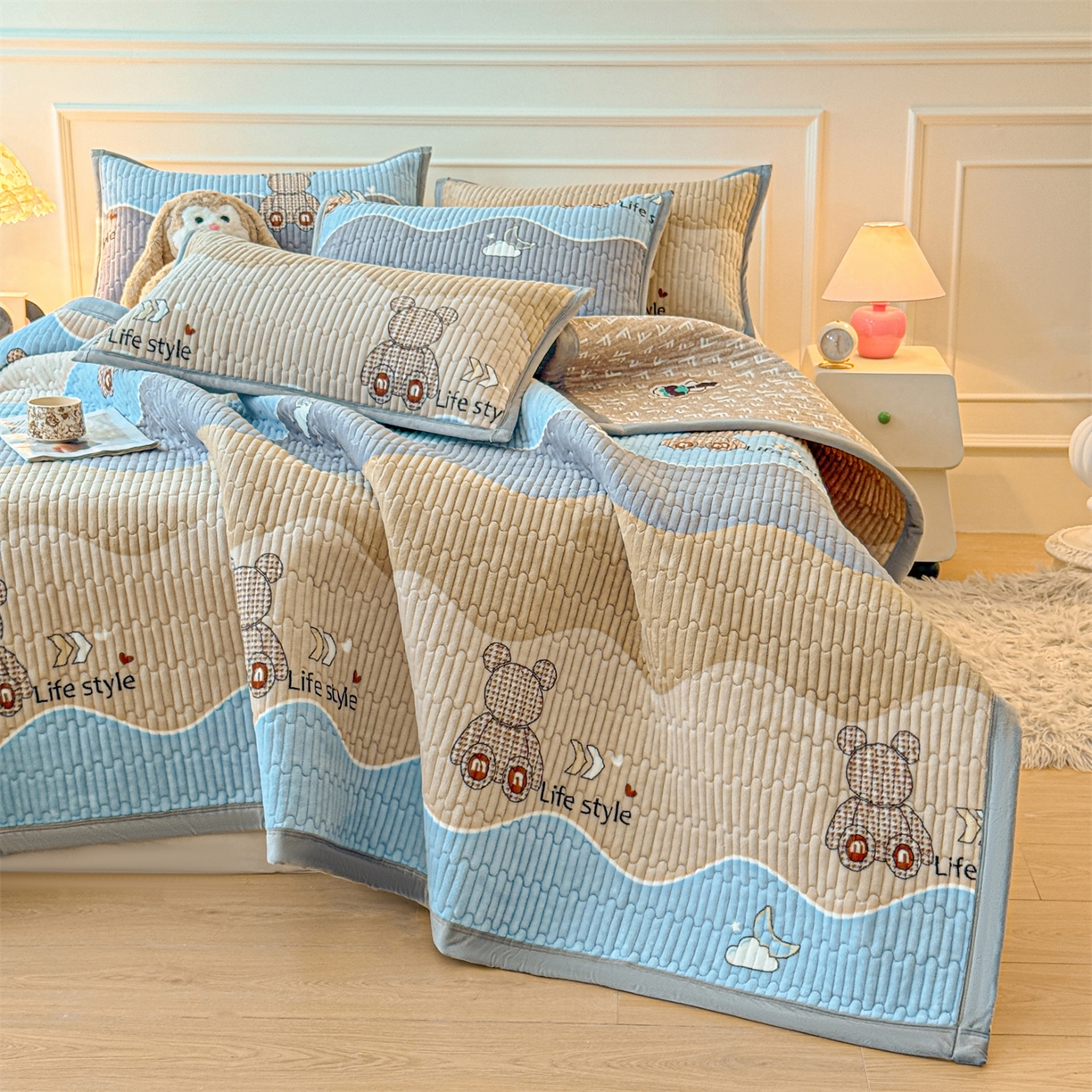 91家纺网 家纺一手货源 找家纺 慕木家纺 2025新款高克重牛奶绒小清新印花卡通夹棉单床盖床盖单件（提供买家秀) 牛奶绒床盖-水波熊