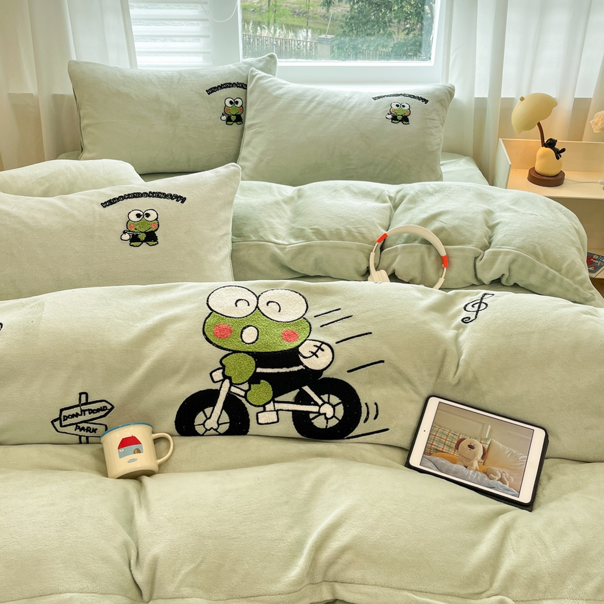 91家纺网 家纺一手货源 找家纺 沐辰 2025新款牛奶绒绣花三丽鸥系列四件套 骑行蛙蛙