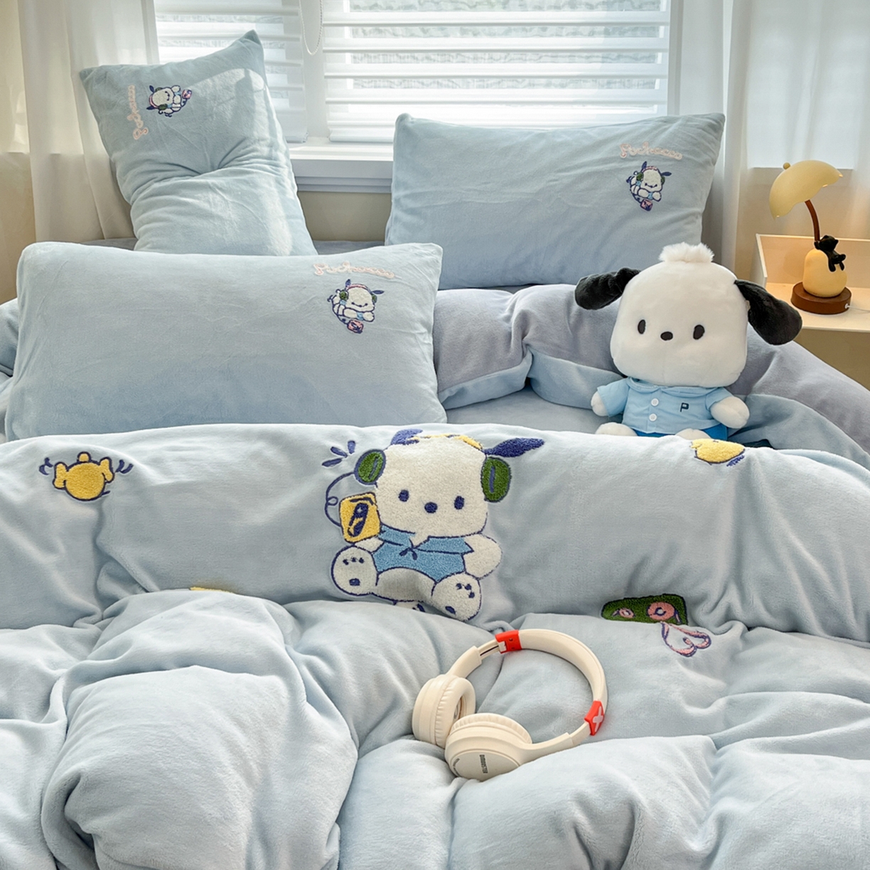 91家纺网 家纺一手货源 找家纺 沐辰 2025新款牛奶绒绣花三丽鸥系列四件套 玩家帕恰狗