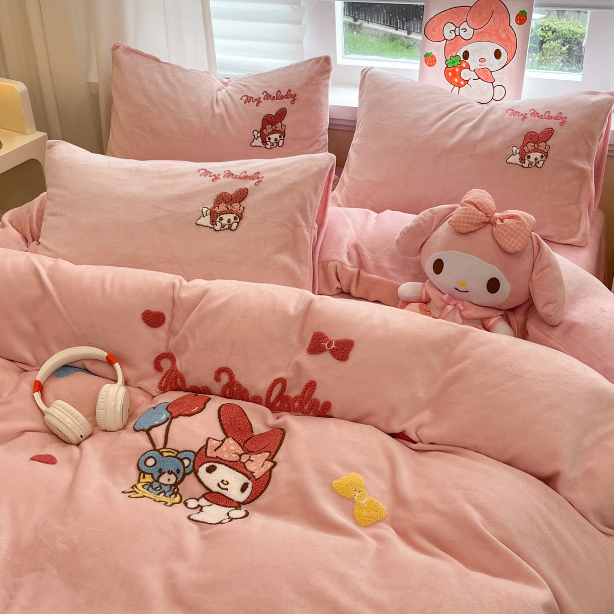 91家纺网 家纺一手货源 找家纺 沐辰 2025新款牛奶绒绣花三丽鸥系列四件套 气球美乐蒂