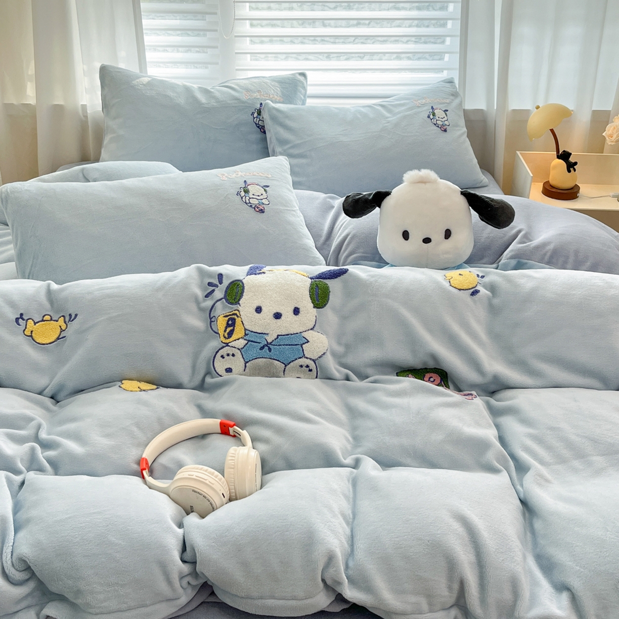 91家纺网 家纺一手货源 找家纺 沐辰 2025新款牛奶绒绣花三丽鸥系列四件套 玩家帕恰狗