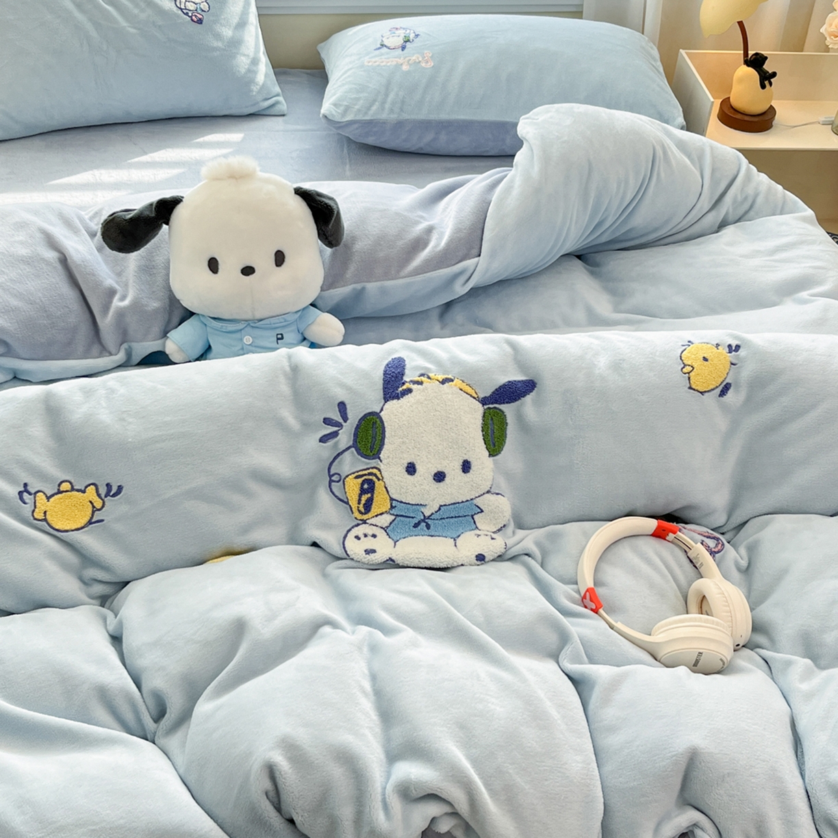 91家纺网 家纺一手货源 找家纺 沐辰 2025新款牛奶绒绣花三丽鸥系列四件套 玩家帕恰狗