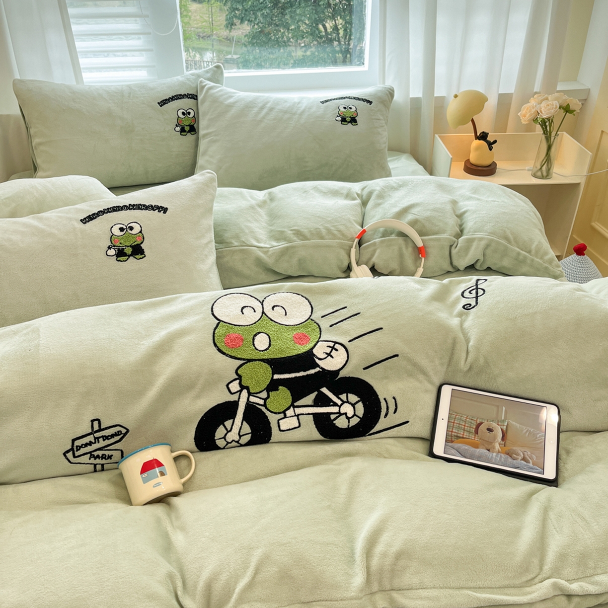 91家纺网 家纺一手货源 找家纺 沐辰 2025新款牛奶绒绣花三丽鸥系列四件套 骑行蛙蛙