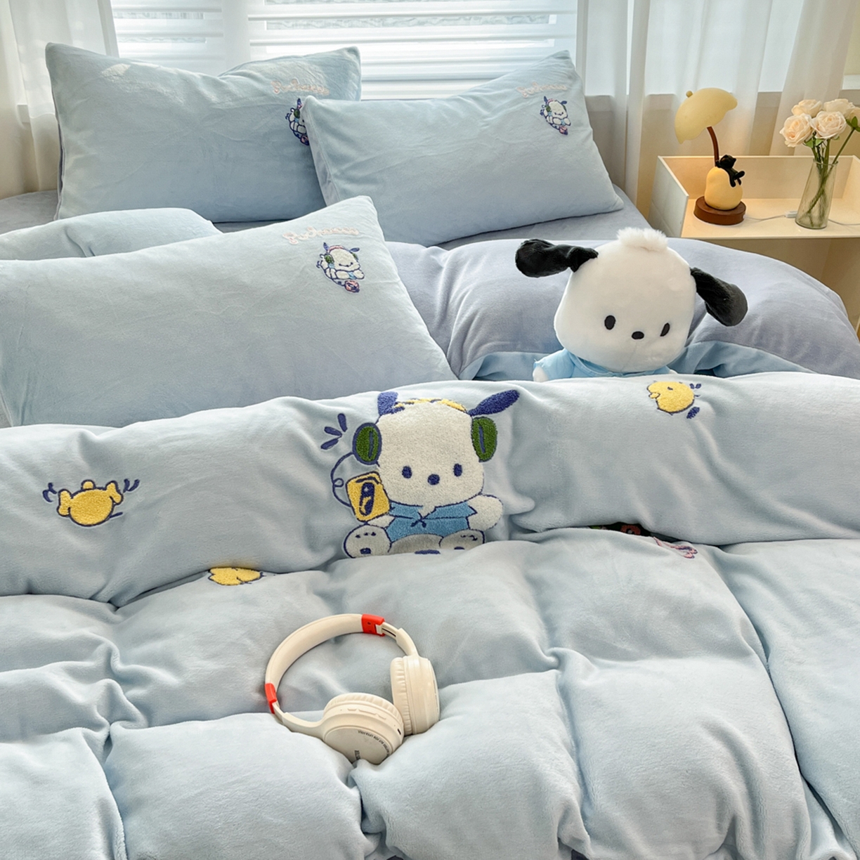 91家纺网 家纺一手货源 找家纺 沐辰 2025新款牛奶绒绣花三丽鸥系列四件套 玩家帕恰狗