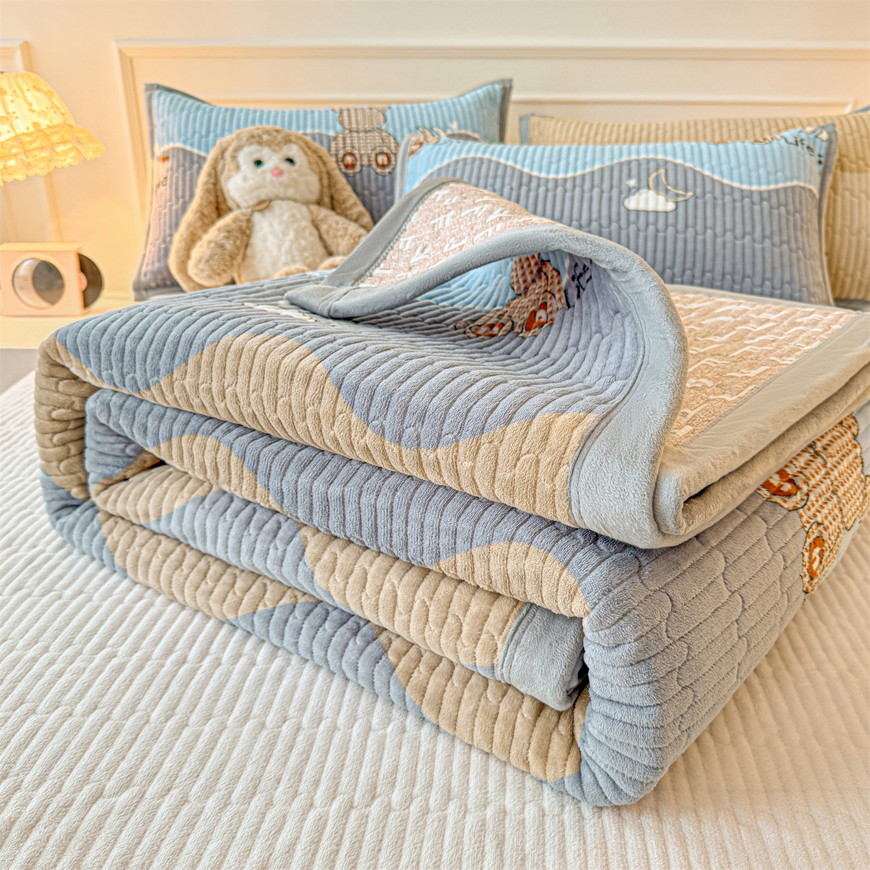 91家纺网 家纺一手货源 找家纺 慕木家纺 2025新款高克重牛奶绒小清新印花卡通夹棉单床盖床盖单件（提供买家秀) 牛奶绒床盖-水波熊