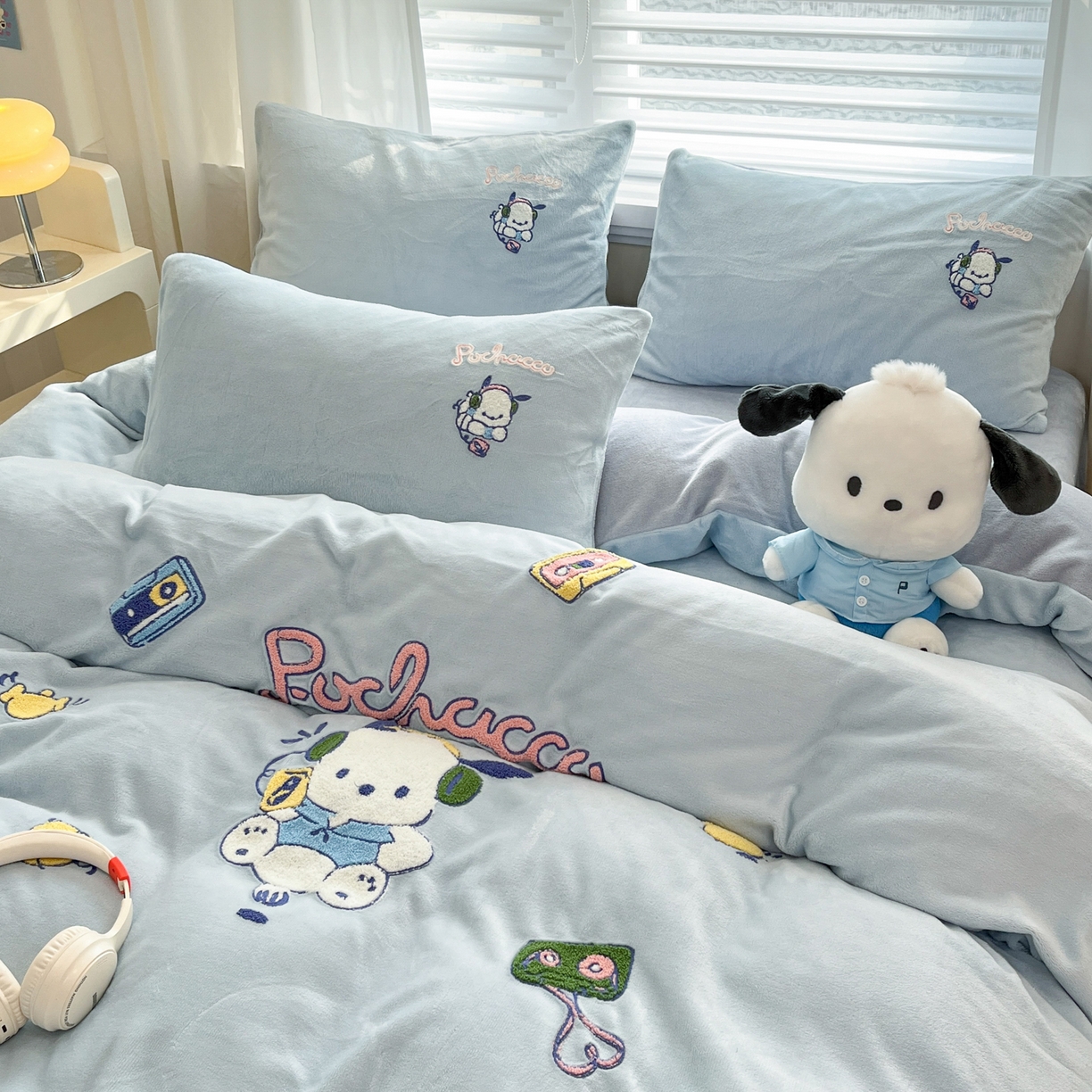 91家纺网 家纺一手货源 找家纺 沐辰 2025新款牛奶绒绣花三丽鸥系列四件套 玩家帕恰狗