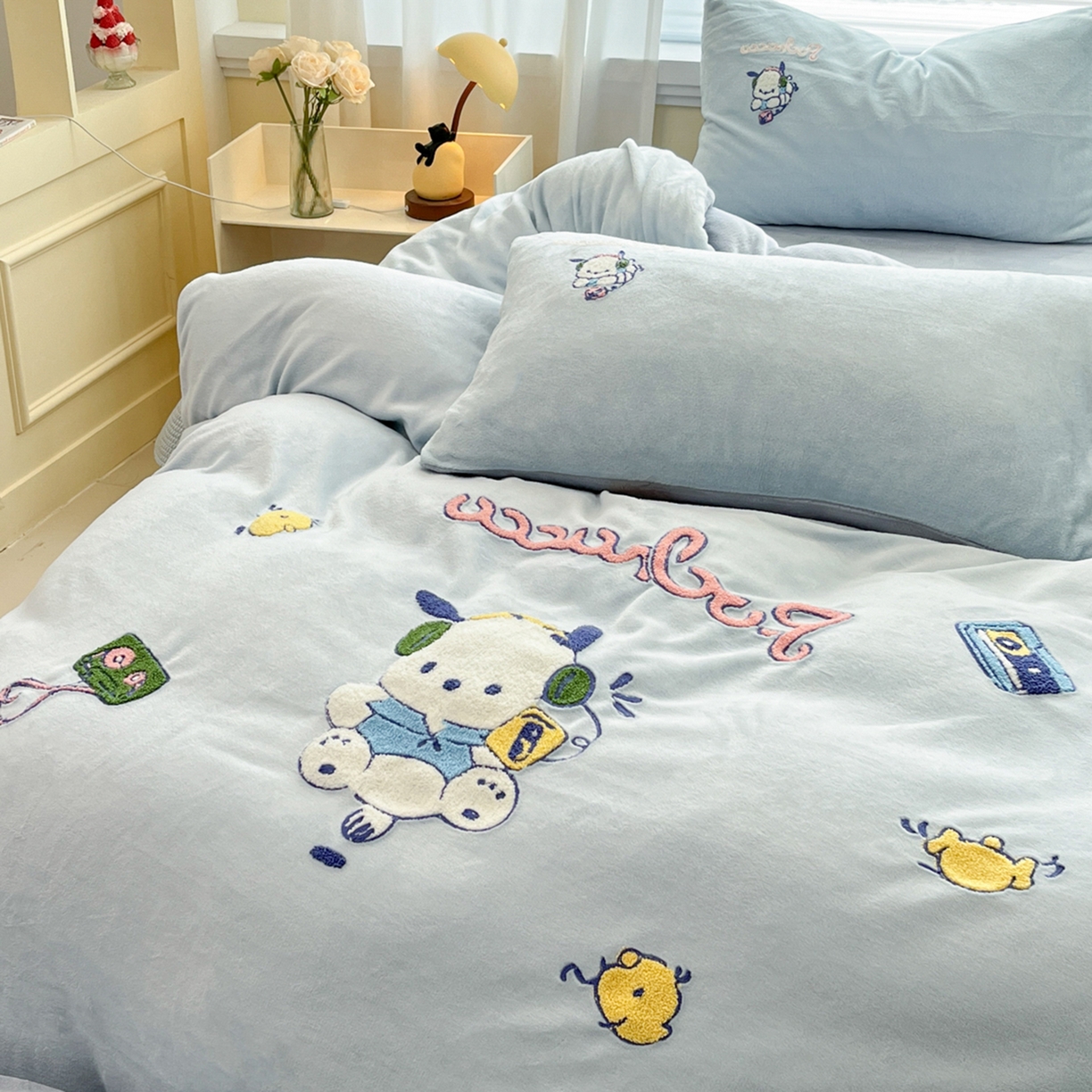 91家纺网 家纺一手货源 找家纺 沐辰 2025新款牛奶绒绣花三丽鸥系列四件套 玩家帕恰狗