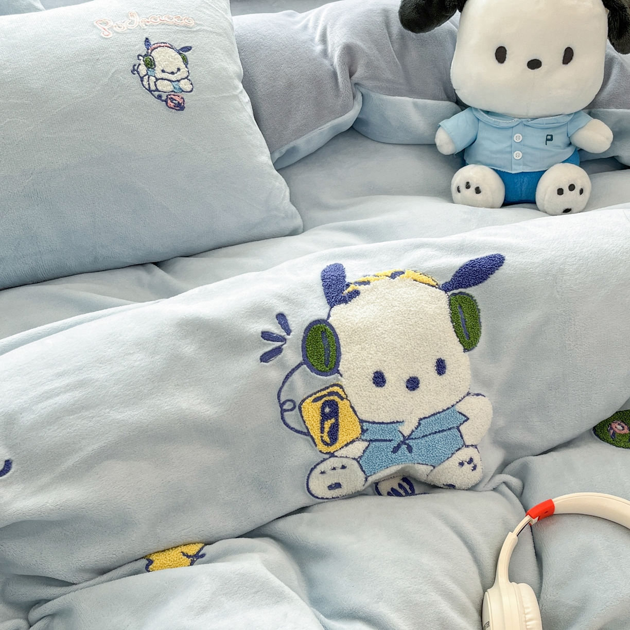 91家纺网 家纺一手货源 找家纺 沐辰 2025新款牛奶绒绣花三丽鸥系列四件套 玩家帕恰狗