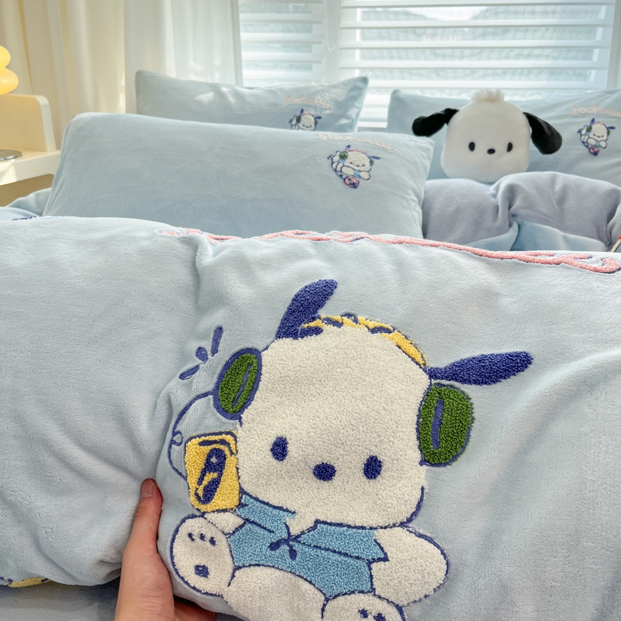 91家纺网 家纺一手货源 找家纺 沐辰 2025新款牛奶绒绣花三丽鸥系列四件套 玩家帕恰狗