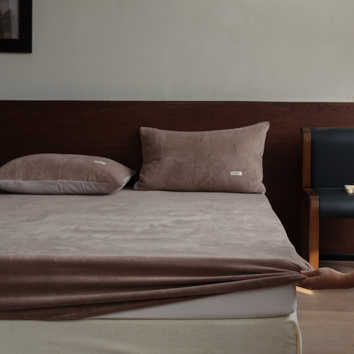 91家纺网 家纺一手货源 找家纺 （总）时光里 2025新款230克纯色简约双拼牛奶绒四件套单品床笠