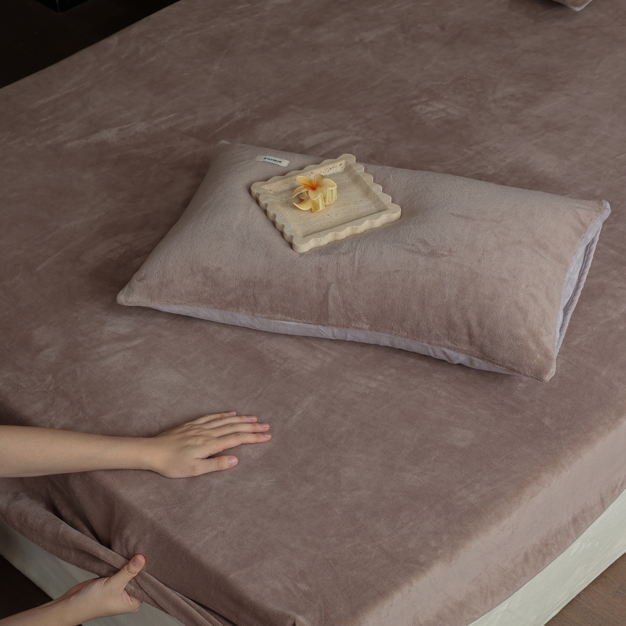 91家纺网 家纺一手货源 找家纺 （总）时光里 2025新款230克纯色简约双拼牛奶绒四件套单品床笠