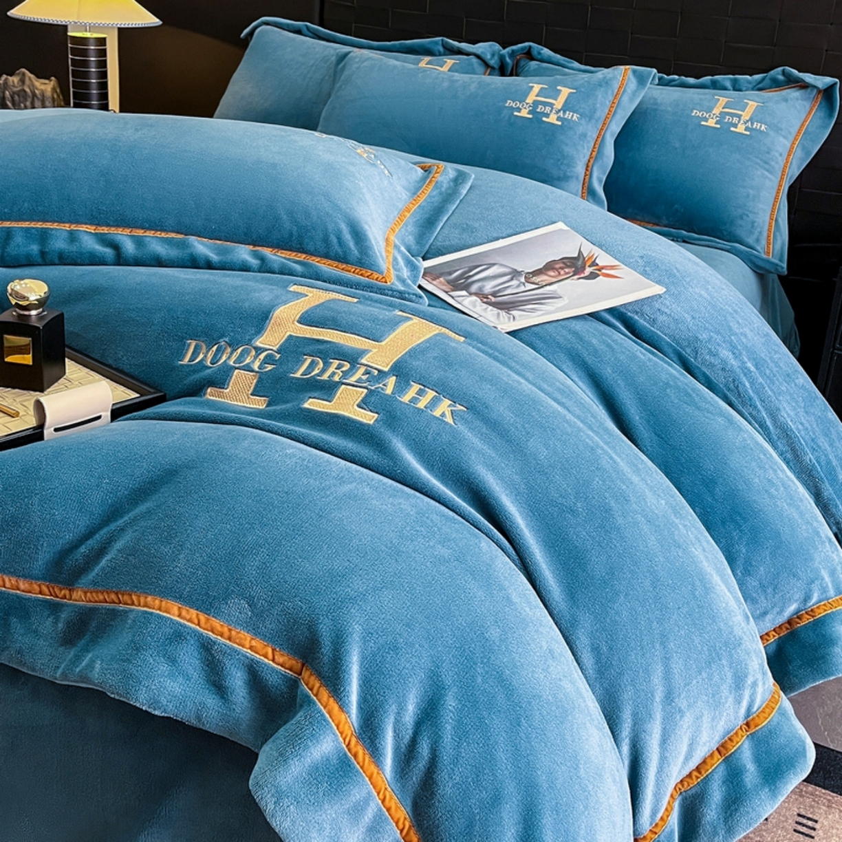 91家纺网 家纺一手货源 找家纺 露梦家纺 2025新款A类牛奶绒工艺款刺绣四件套-艾伦系列（提供买家秀） 艾伦-月光蓝