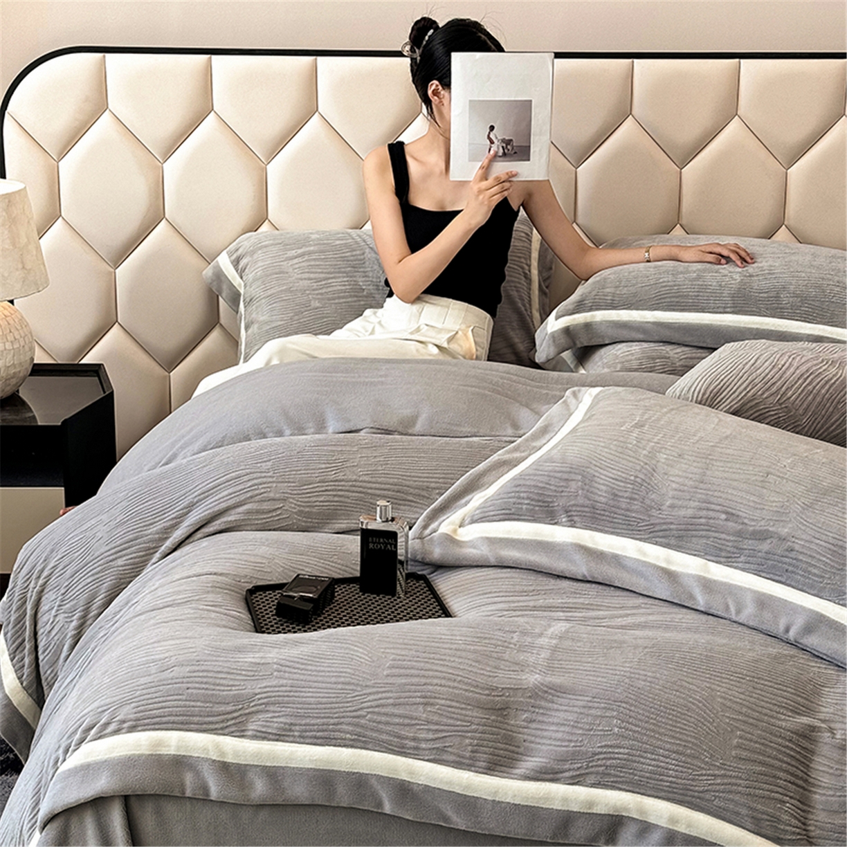 91家纺网 家纺一手货源 找家纺 家居1号家纺 2025新款230克全消光瑞丽牛奶绒烂花四件套（控价标准258加大278 会员优惠10元） 瑞丽-绅士灰