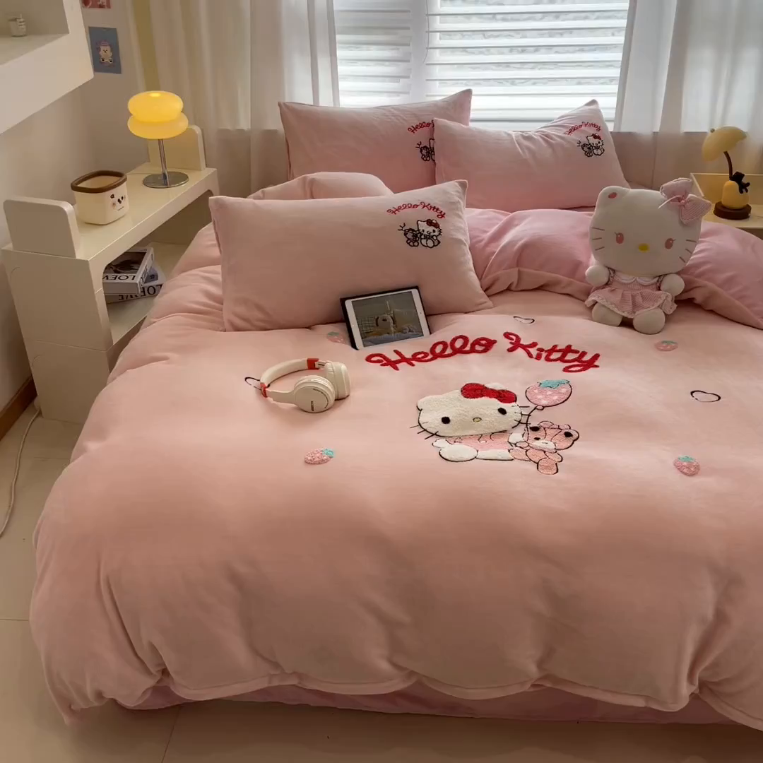 91家纺网 家纺一手货源 找家纺 沐辰 2025新款牛奶绒绣花三丽鸥系列四件套 暖心凯蒂猫