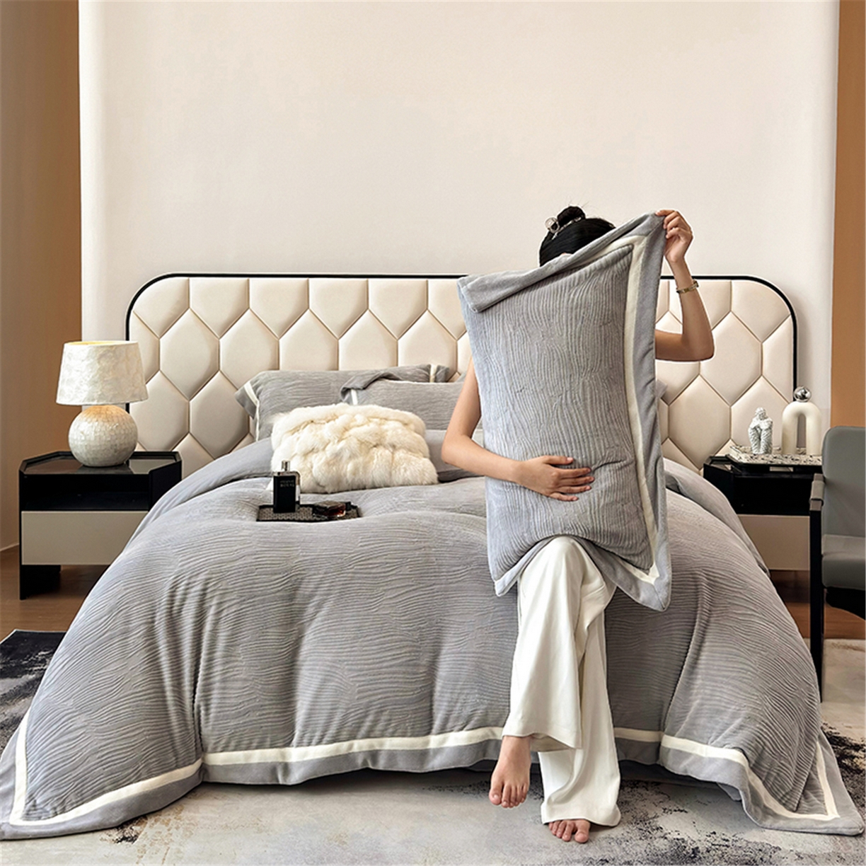 91家纺网 家纺一手货源 找家纺 家居1号家纺 2025新款230克全消光瑞丽牛奶绒烂花四件套（控价标准258加大278 会员优惠10元） 瑞丽-绅士灰